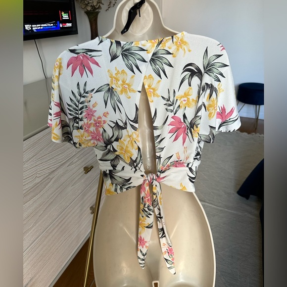 H&M Divided Multicolor Floral V-Neck Crop Top with Back Key Hole - Picture 3 of 7
